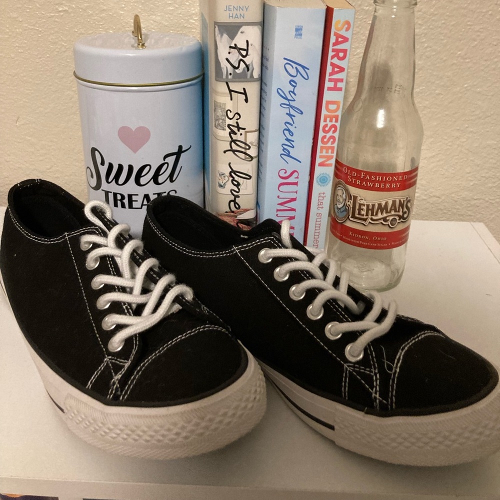 Black and white tennis shoes